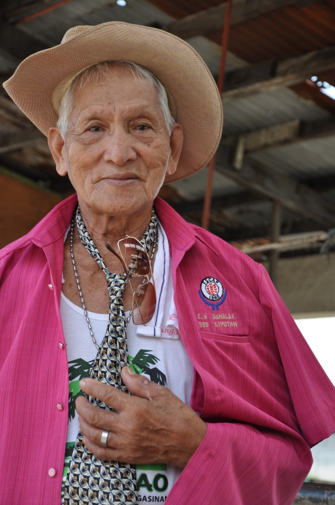 PHIL201505_pinkshirt_meycauayanmkt3